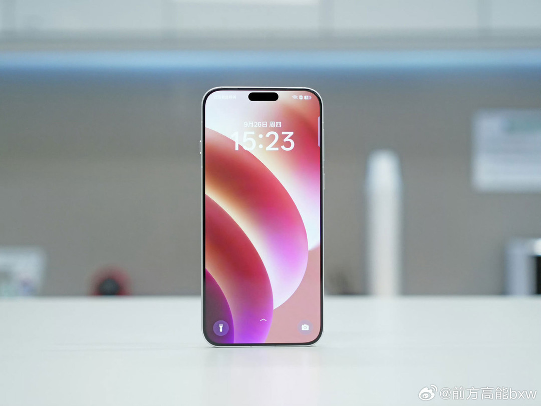 OPPO Find X8 真机：物理意义上的超窄四等边